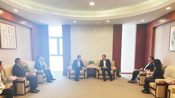 青島國(guó)際投資有限公司黨委書(shū)記、董事長(zhǎng)王偉光會(huì)見(jiàn)浦發(fā)銀行青島分行黨委書(shū)記、行長(zhǎng)張明一行